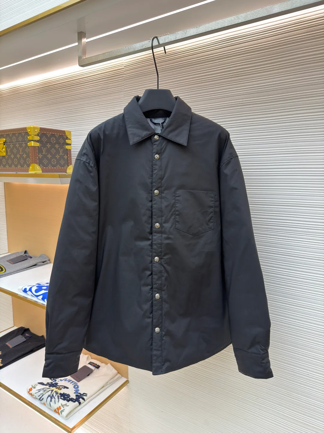 Chrome Hearts double-sided silver-plated shirt-style cotton jacket ●Item number: 1682152-B75 ●Fabric: 100% cotton ●Technology: Made on positioning cutting machine ●Color: black ●Version: fitted version ●Weight: about 660 grams ●Size: S-M-L-XL ●Description: This shirt-style cotton jacket is made of high-density windproof nylon fabric. The fabric has been treated with water-repellent treatment and has a fine matte texture on the surface. It also has good wrinkle resistance and abrasion resistance. The body of the shirt is filled with lightweight down cotton, which is evenly filled and has moderate bulkiness. The inner core is fixed through grid quilting technology to avoid accumulation of cotton clumps, taking into account both warmth and neat styling. The classic shirt collar adopts double-layer hemming shaping process, and the collar corner is stiff and not easy to change. shape, with custom matte metal snaps on the placket, which opens and closes smoothly and fits the style of the garment; the body is cut in a loose oversize shape, and the shoulders are made of seamless taping technology, with smooth and unobtrusive lines. The side seams and hem are made of 0.6cm fine seaming technology, the stitching is dense and flat, and the cuffs are designed with hidden buttons to adjust the tightness. The overall craftsmanship takes both functionality and design into consideration, and the details are full of ingenuity. The overall wiring is straight and delicate, the fabric is comfortable and soft, and the color is consistent without color difference. It can be matched with the same style to create a fashionable look and control various occasions. Customized accessories, complete with three standards, same style for men and women!